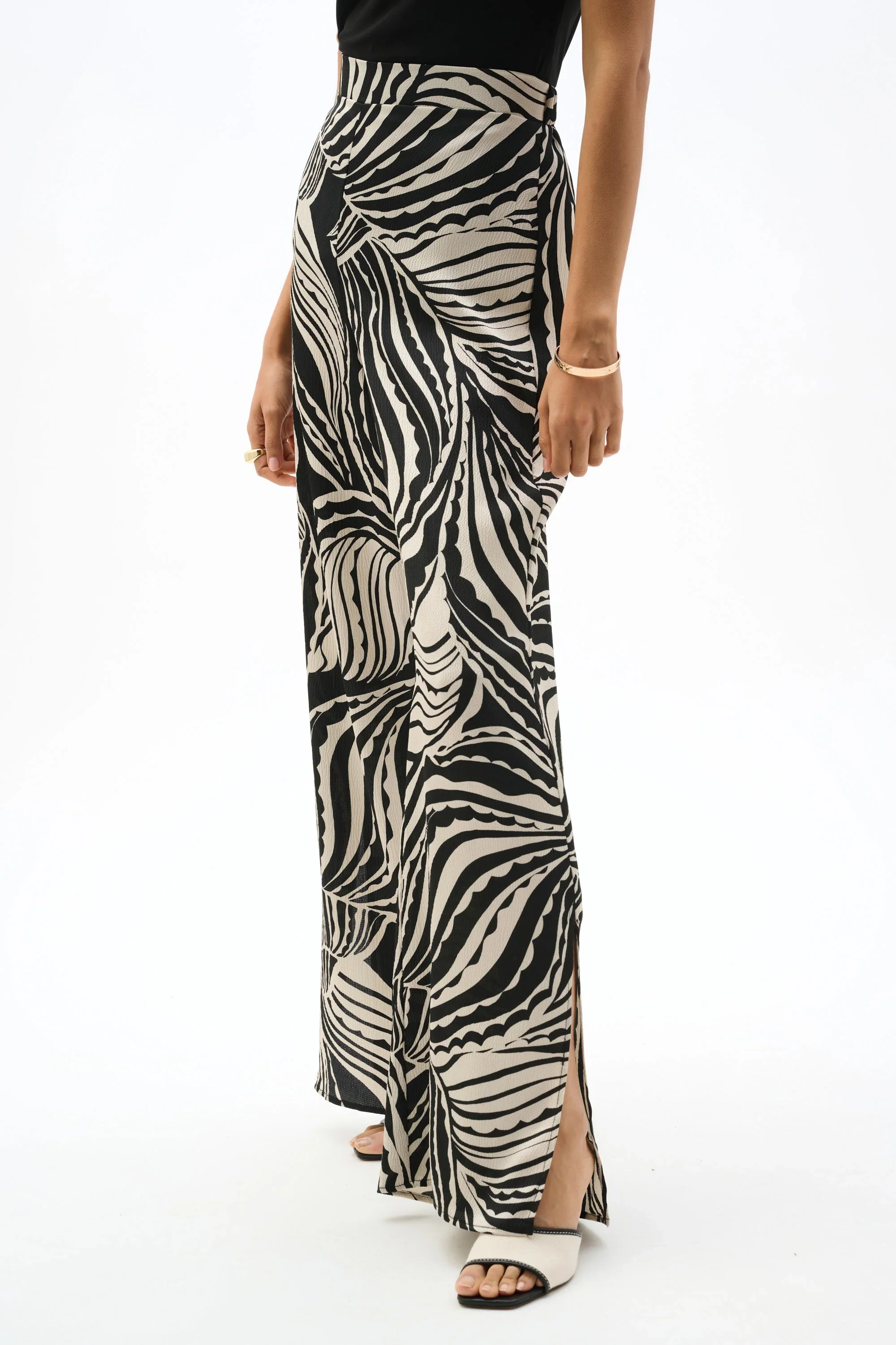 Joseph Ribkoff Bubble Satin Abstract Print Pant (262257)(Moonstone Black)