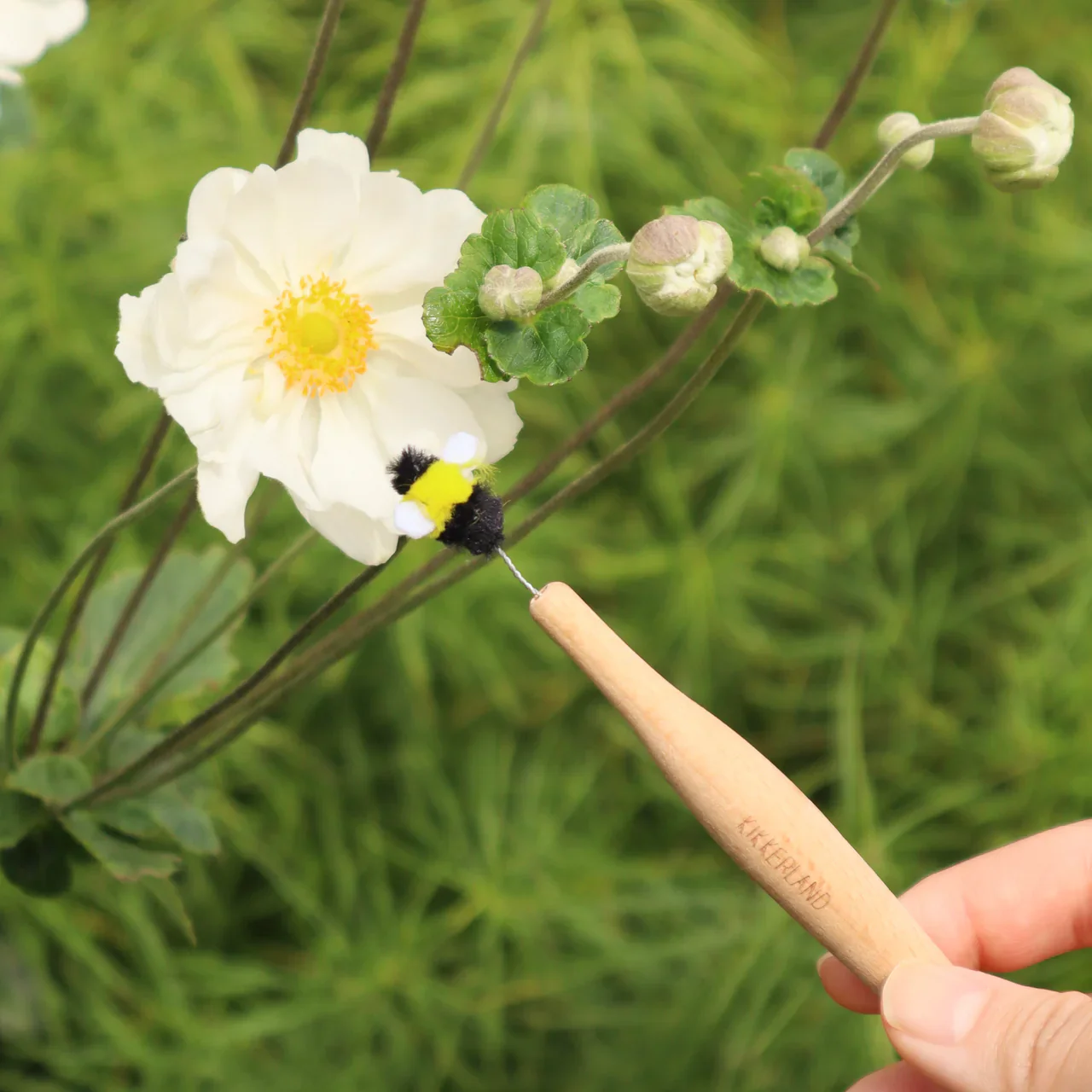 Kikkerland Pollination Wand - Image 3